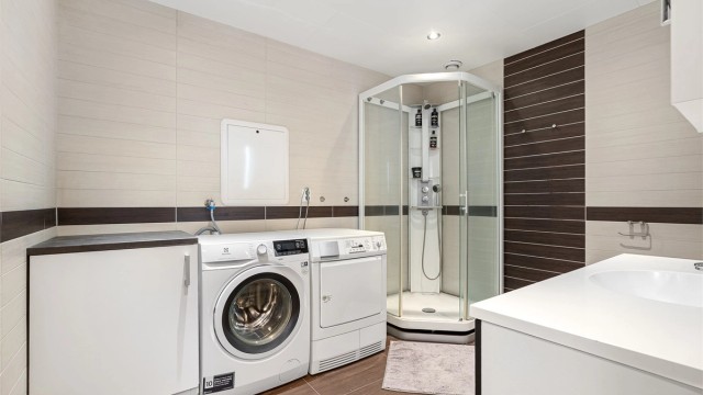 U.etg (Leilighet) - Badet med opplegg for vaskemaskin og dusjkabinett