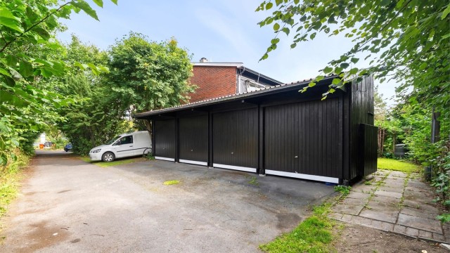 Det medfølger en garasjeplass i felles garasjerekke. Porten leder rett inn i egen hage.
