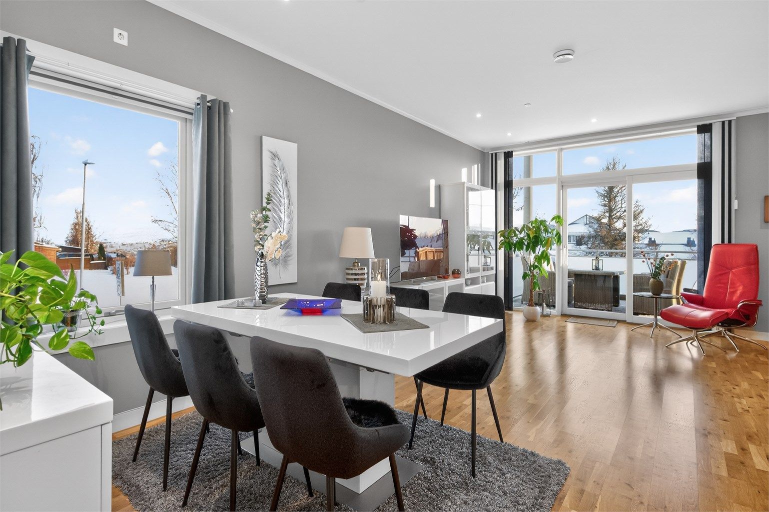 Her har man god plass til å samle familie og venner til hyggelige sammenkomster. 