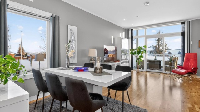 Her har man god plass til å samle familie og venner til hyggelige sammenkomster.