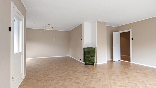 Den sjarmerende peisovnen gir ekstra varme og hygge på kalde dager.