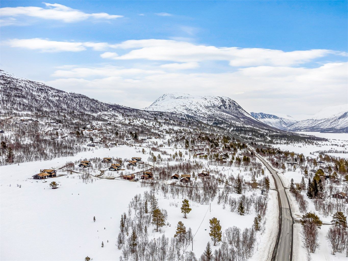 For et større aktivitetstilbud ligger Oppdal Sentrum ca. 41 km unna, som er kjent for sine vinteraktiviteter med Norges største alpinanlegg.