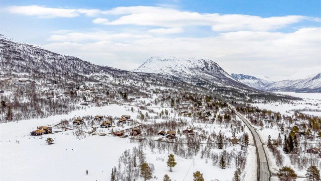 For et større aktivitetstilbud ligger Oppdal Sentrum ca. 41 km unna, som er kjent for sine vinteraktiviteter med Norges største alpinanlegg.