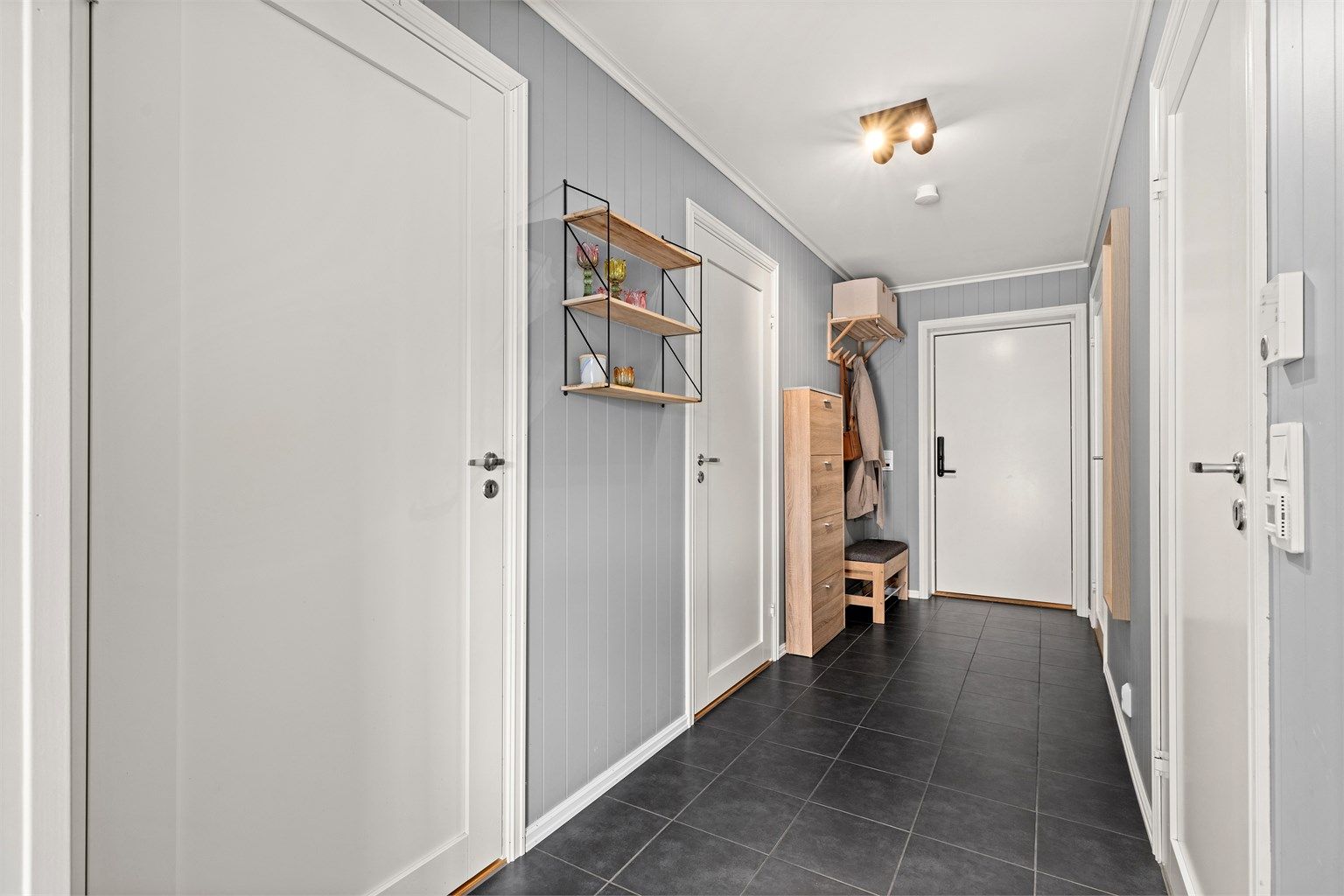 Entréen ønsker velkommen med praktiske fliser og varme i gulvet.