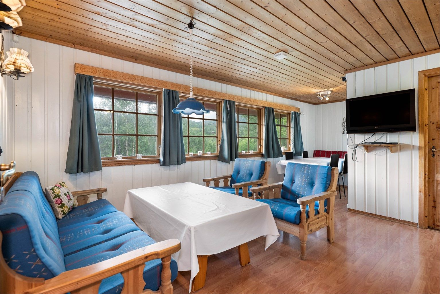 Stuen har plass til både sofagruppe og spisebord.