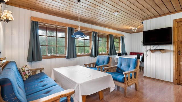Stuen har plass til både sofagruppe og spisebord.
