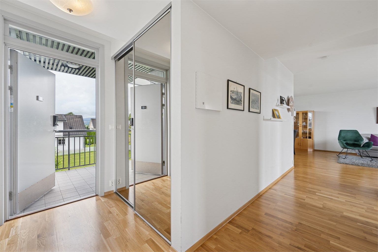 Velkommen inn! Romslig entre med skyvedørsgarderobe