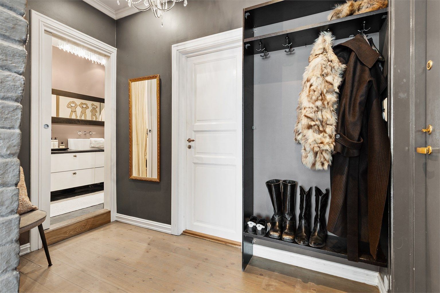 Entré med plass til skap eller hyller. Fra entreen kommer man videre til stue, bad og soverom.