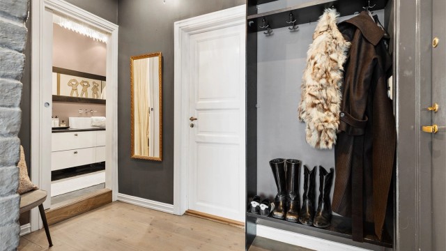 Entré med plass til skap eller hyller. Fra entreen kommer man videre til stue, bad og soverom.