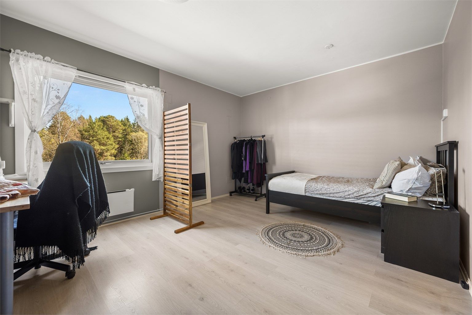 Hovedsoverommet er romslig, med god plass til dobbeltseng og har en rolig og koselig utsikt.