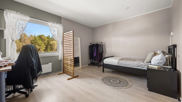 Hovedsoverommet er romslig, med god plass til dobbeltseng og har en rolig og koselig utsikt.