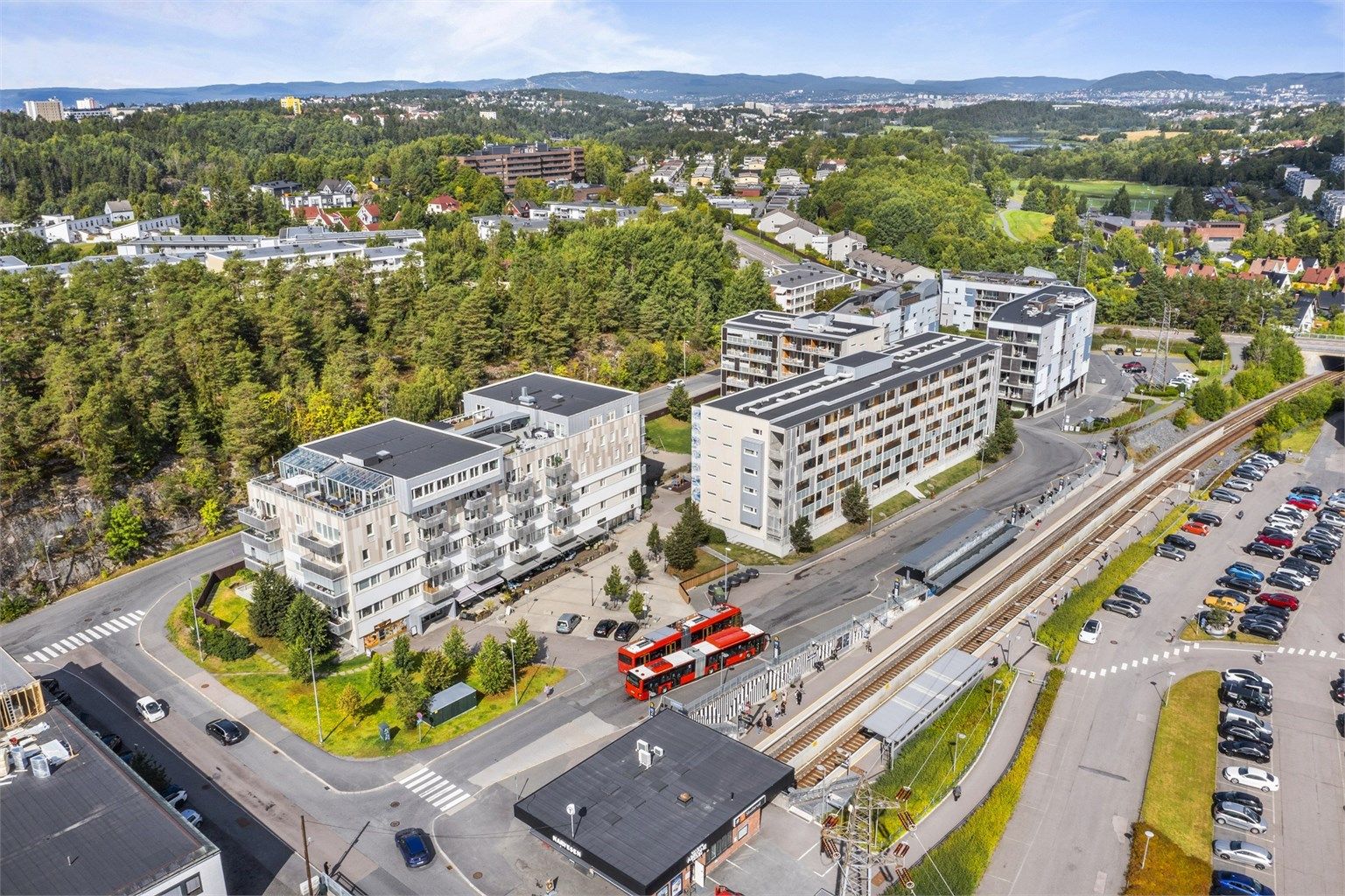 Skullerud Torg med blant annet San Remo restaurant, Sushi, Rema 1000 og T-bane ligger ca 7-8 min unna.