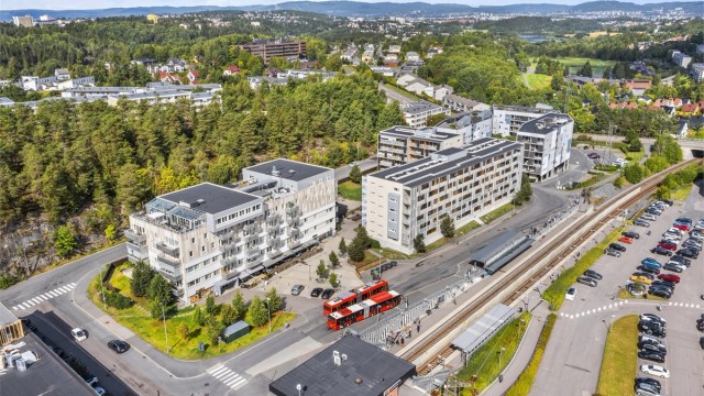 Skullerud Torg med blant annet San Remo restaurant, Sushi, Rema 1000 og T-bane ligger ca 7-8 min unna.