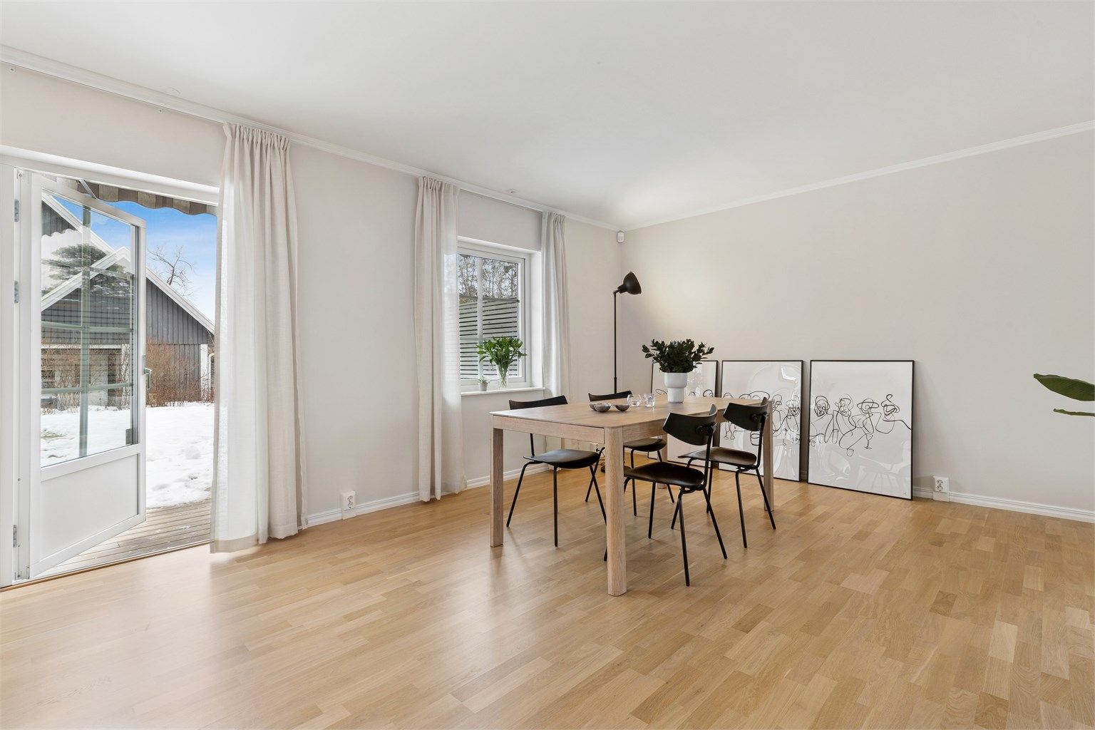 Boligen fremstår som lys og luftig med en praktisk/innholdsrik planløsning