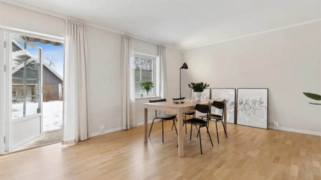 Boligen fremstår som lys og luftig med en praktisk/innholdsrik planløsning