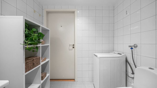 Bad - gulvstående toalett - opplegg for vaskemaskin (denne medfølger ikke)