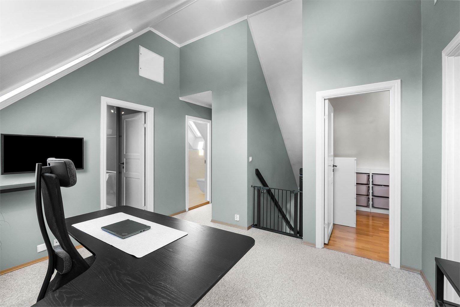 Fra loftstuen er det adkomst til etasjens tre soverom og bad.