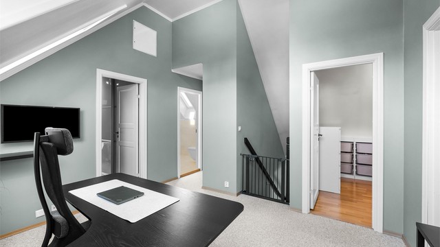 Fra loftstuen er det adkomst til etasjens tre soverom og bad.