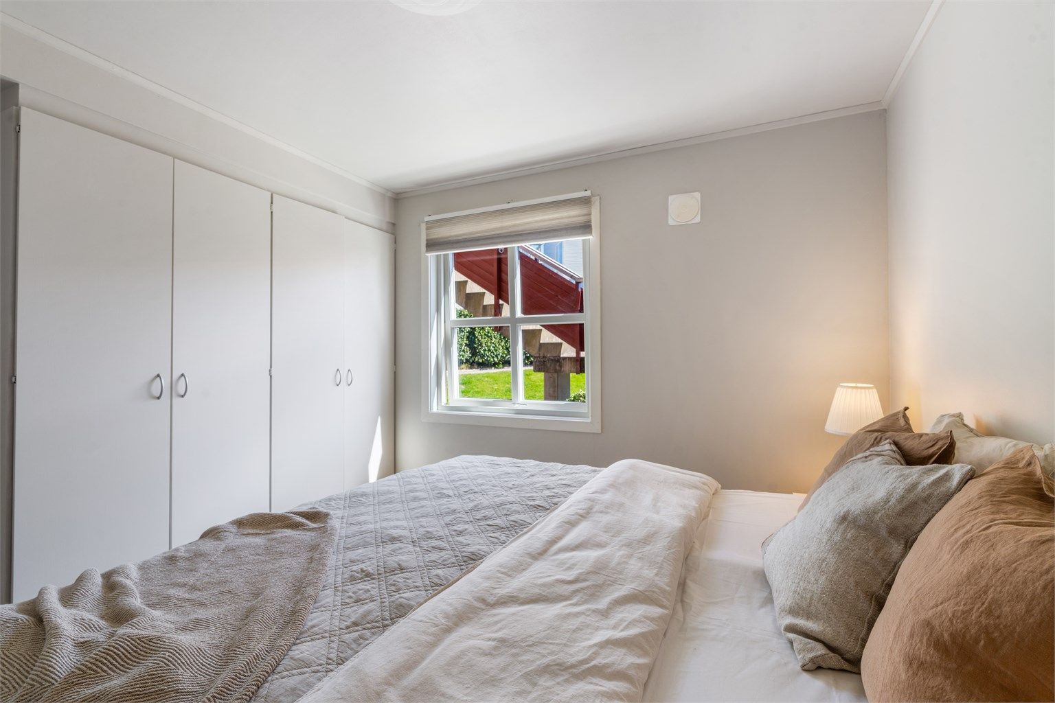 En hel vegg med garderobeskap gir rikelig med oppbevaringsplass.