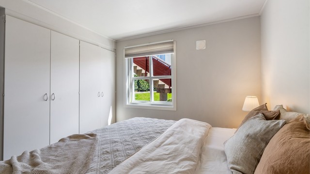 En hel vegg med garderobeskap gir rikelig med oppbevaringsplass.