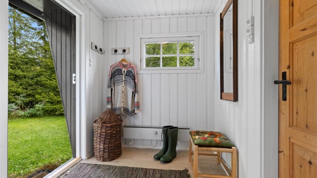 Romslig gang med god plass til å henge av seg yttertøy.