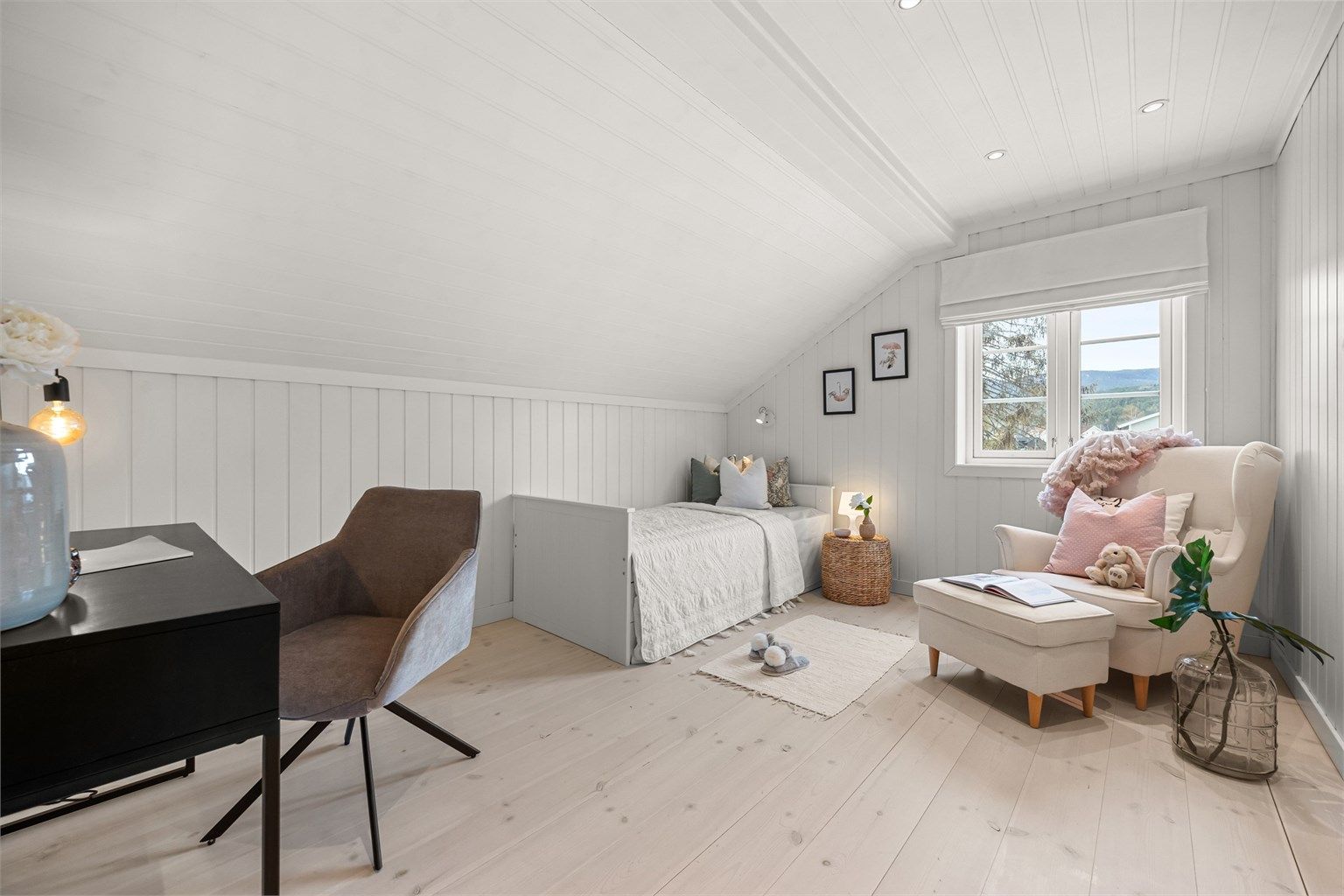 Soverom i 2. etasje. Bildet er fra tidligere salg av boligen (i 2024).