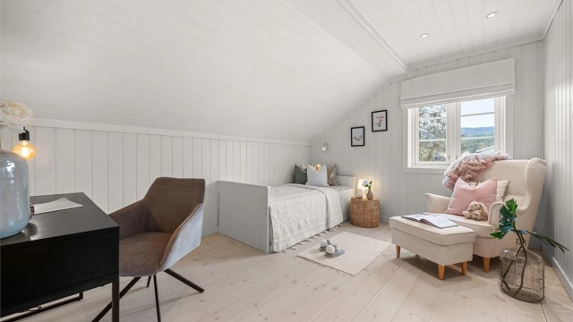 Soverom i 2. etasje. Bildet er fra tidligere salg av boligen (i 2024).