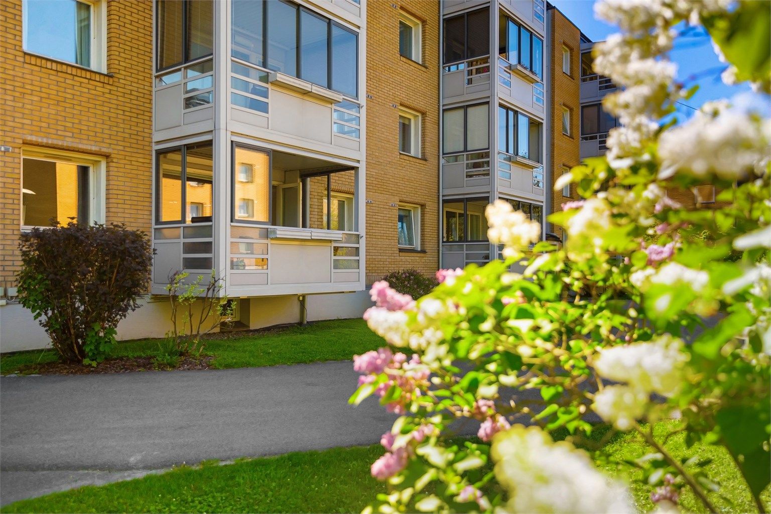 Dette er boligen for dere som ønsker å bo i flotte, grønne omgivelser med nærhet til barnehager, skoler, lekeplasser, butikker og offentlig kommunikasjon