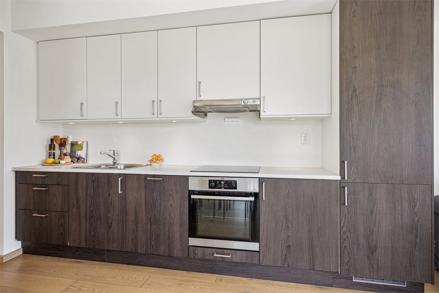 Kjøkkenet er utstyrt med stilfull og moderne innredning, rikelig med skapplass og integrerte hvitevarer. Dette gir både funksjonalitet og et elegant utseende.