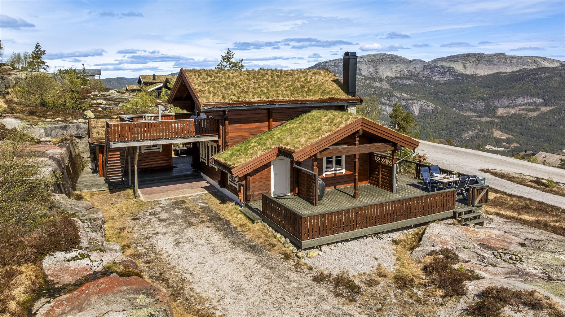 Eiendommen inkluderer et praktisk, delvis isolert anneks med to boder for ekstra lagring.