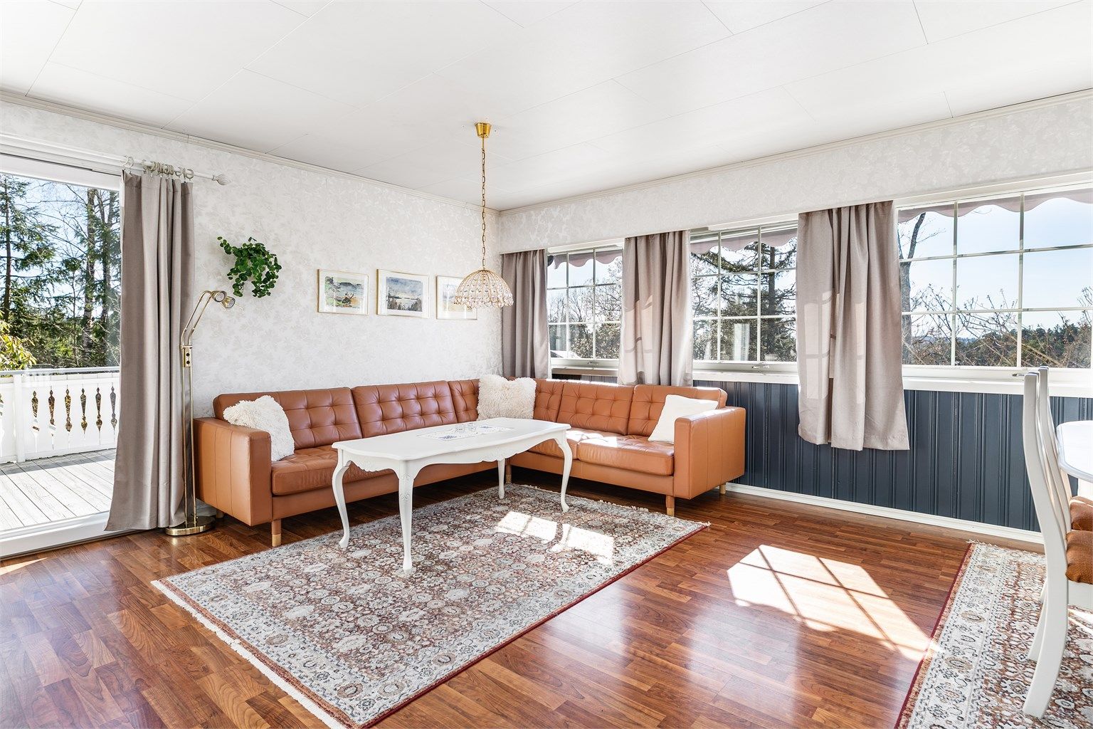 I både første etasje og underetasjen inngår generøse rom med store areal. Stue i begge etasjer gir fleksibilitet og familiens medlemmer mulighet for individuelt opphold.