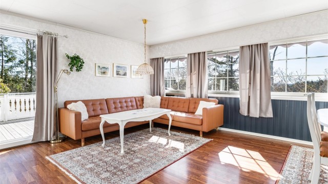 I både første etasje og underetasjen inngår generøse rom med store areal. Stue i begge etasjer gir fleksibilitet og familiens medlemmer mulighet for individuelt opphold.