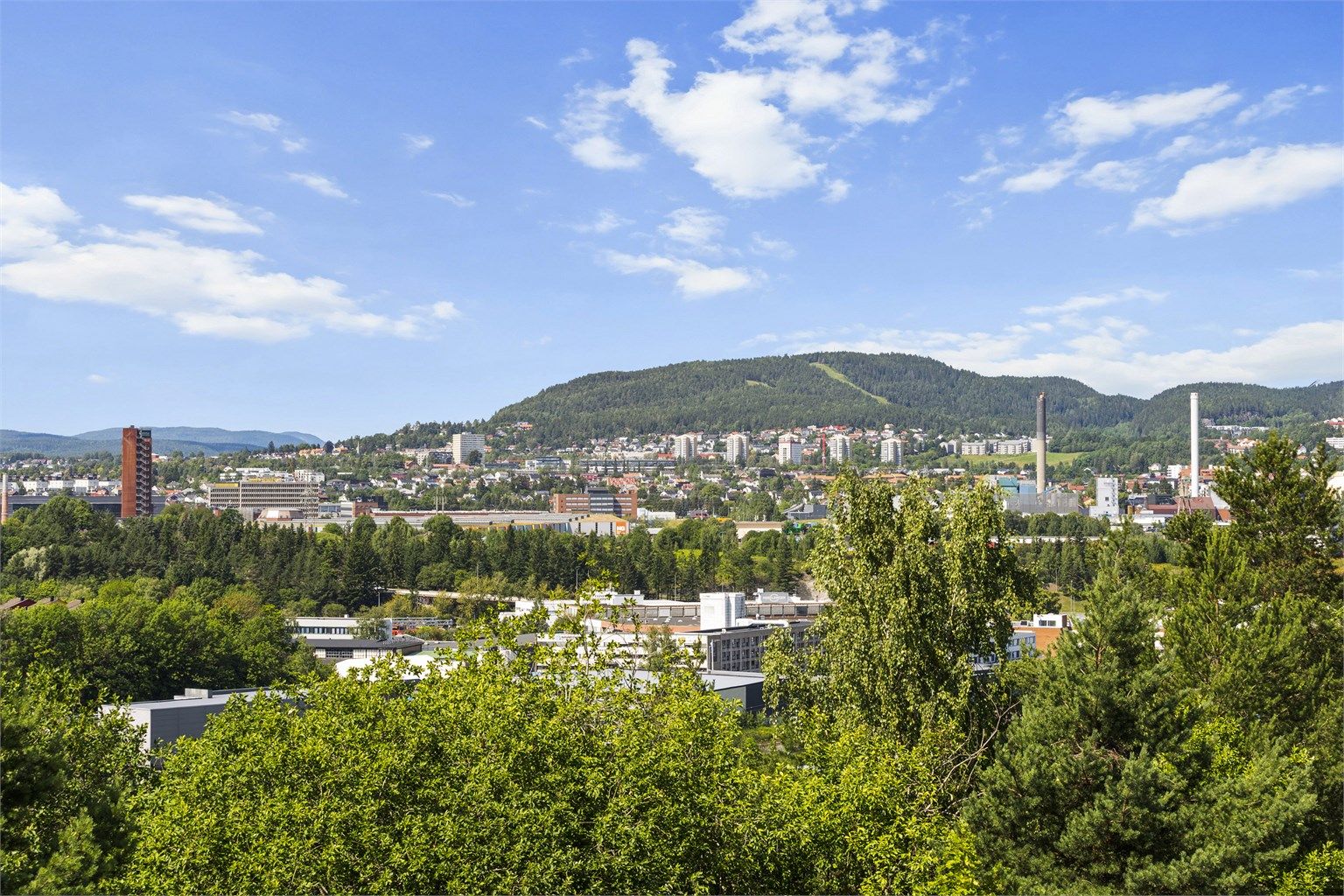 Lys og luftig gjennomgående toppleilighet med innglasset balkong og fantastisk utsikt!