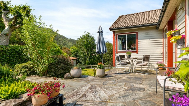 Skjermet og frodig hage med mange fine solplasser.