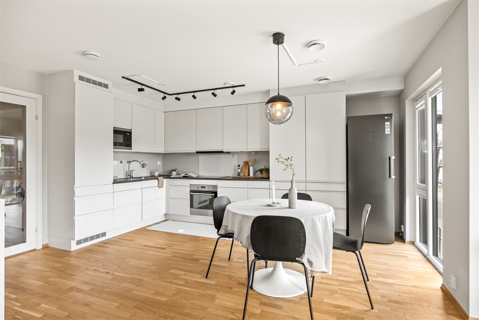 Kjøkkenet er en del av den åpne løsningen i første etasje, med plass til spisebord.