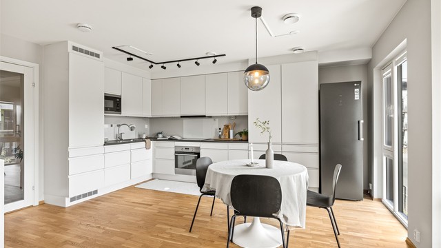 Kjøkkenet er en del av den åpne løsningen i første etasje, med plass til spisebord.