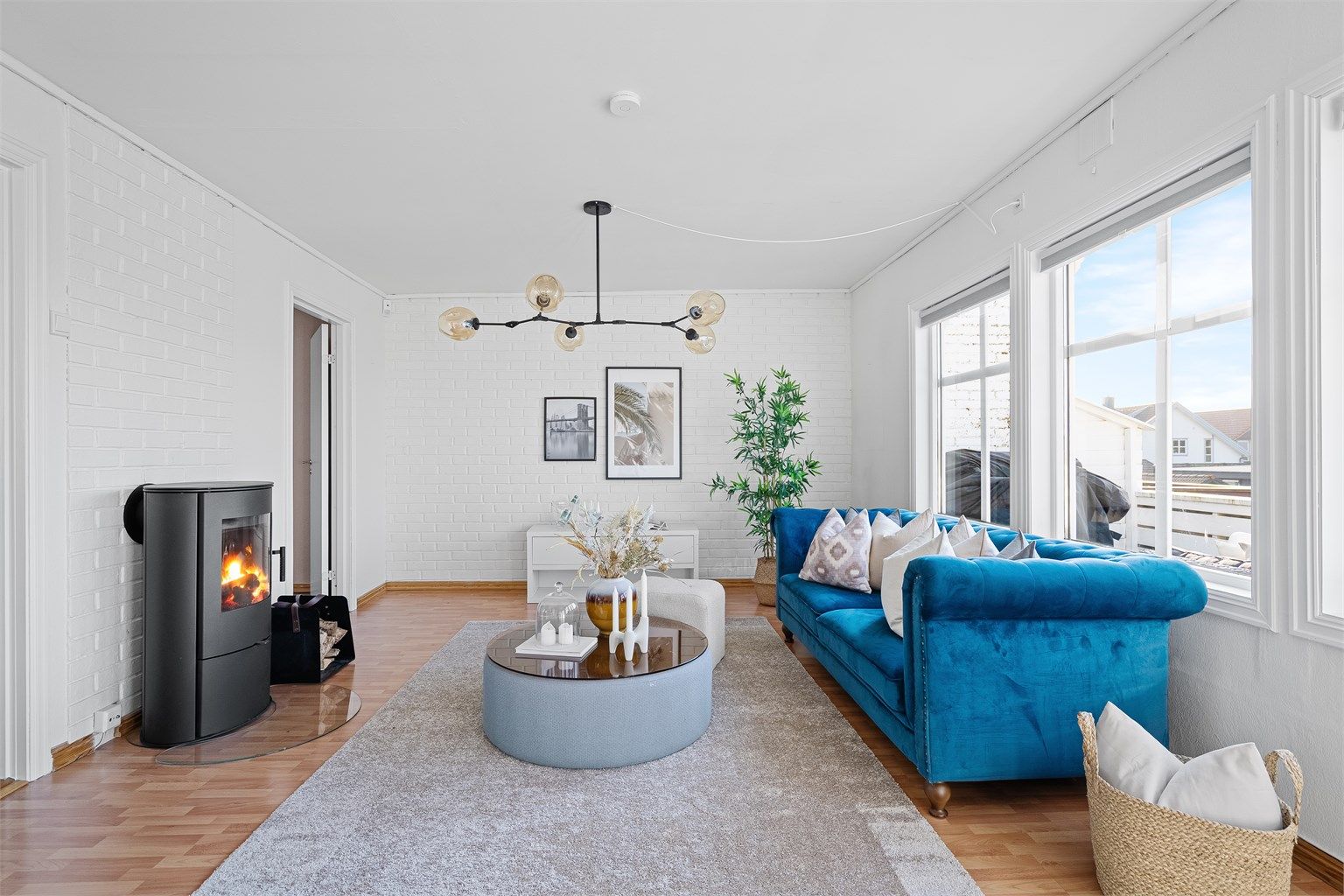 I stue er det rikelig med plass til stor salong og store vindusflater som slipper inn godt med lys og gir utsikt. Ny vedovn. 