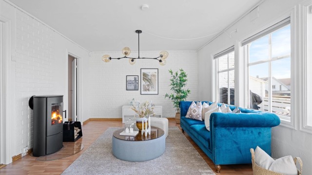 I stue er det rikelig med plass til stor salong og store vindusflater som slipper inn godt med lys og gir utsikt. Ny vedovn.