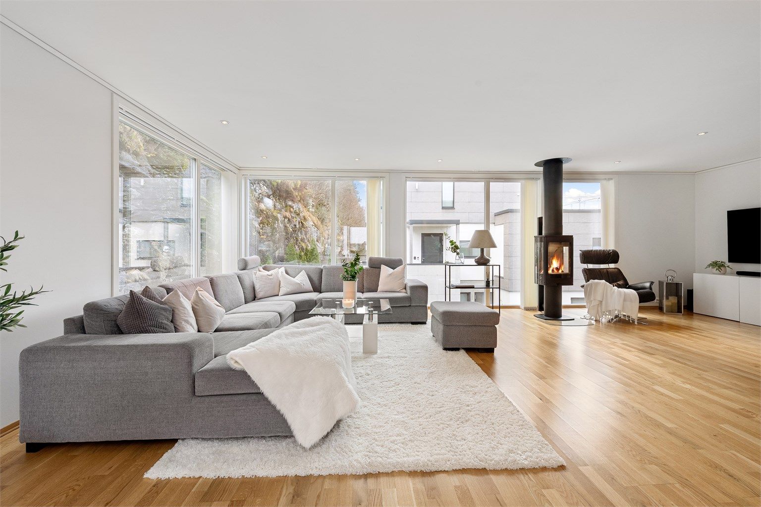 Lys og trivelig stue i åpen løsning med kjøkkenet. Stuen har god plass til en stor sofagruppe og er et naturlig samlingspunkt