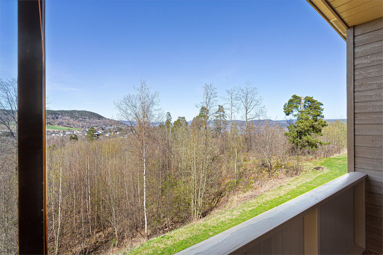 Balkongen er en fin forlengelse av stuen, med plass til en sittegruppe og utsikt mot grøntområder.