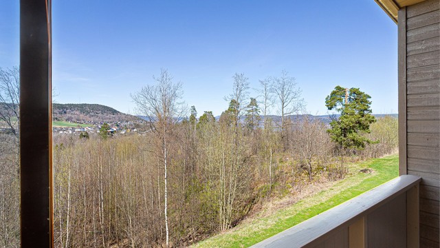 Balkongen er en fin forlengelse av stuen, med plass til en sittegruppe og utsikt mot grøntområder.