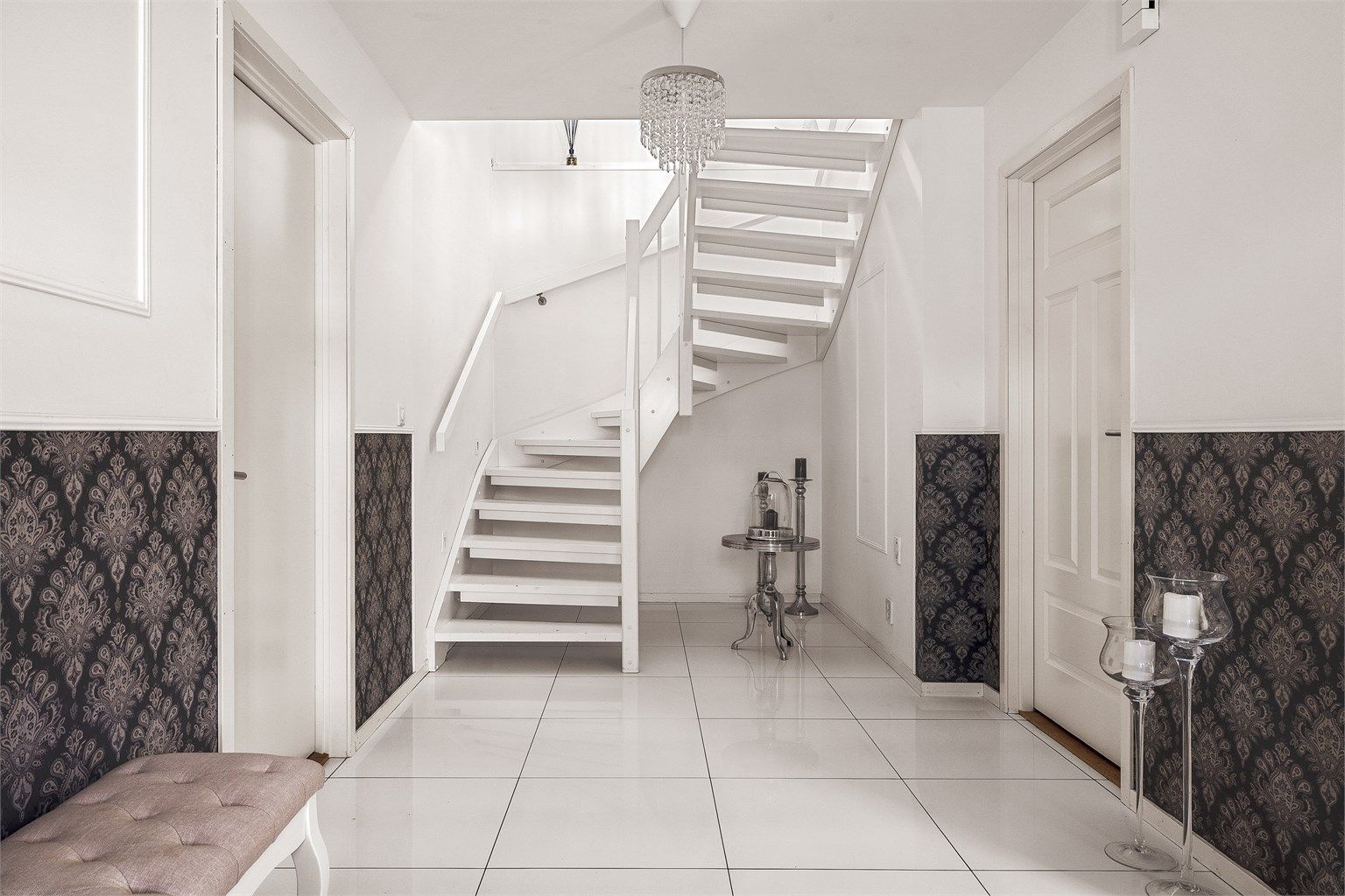 Gang i første etasje, i denne etasjen finner du et soverom, toalett og vaskerom.