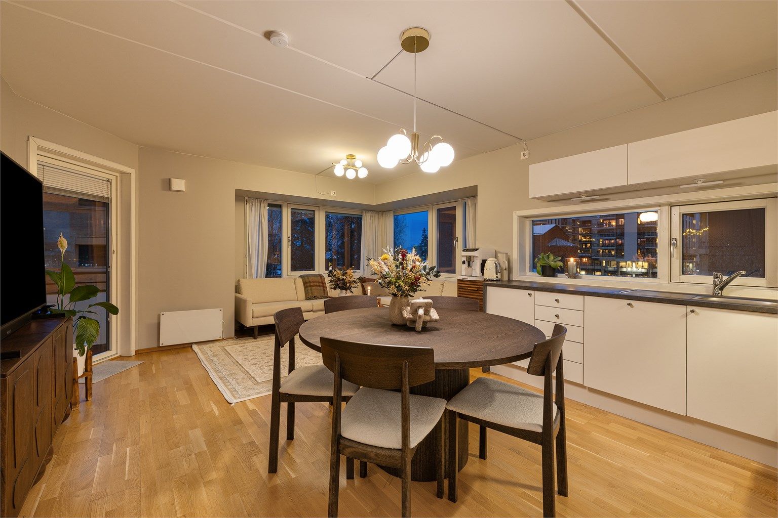 Leiligheten har en gjennomtenkt og arealeffektiv planløsning med åpen stue- og kjøkkenløsning.