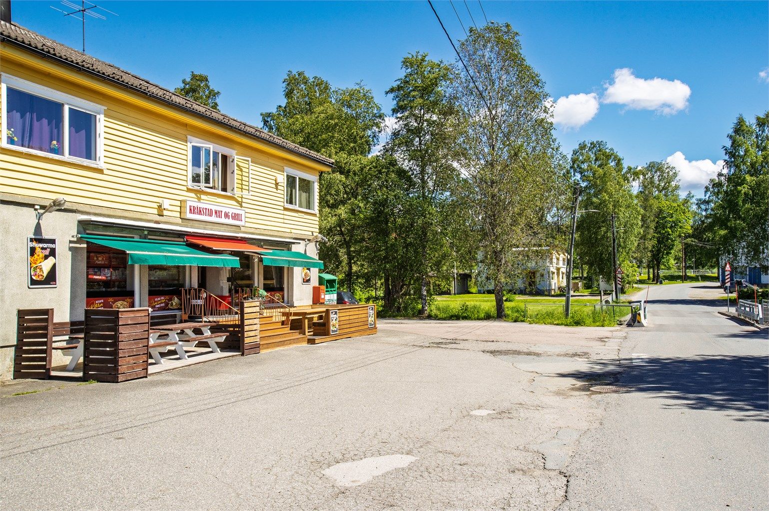 Kråkstad har flere lokale servicetilbud som dagligvare og serveringssteder.