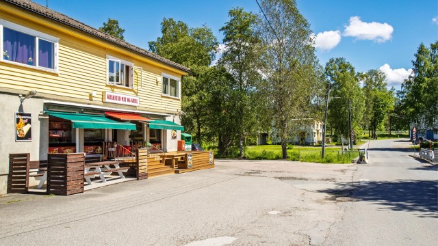 Kråkstad har flere lokale servicetilbud som dagligvare og serveringssteder.