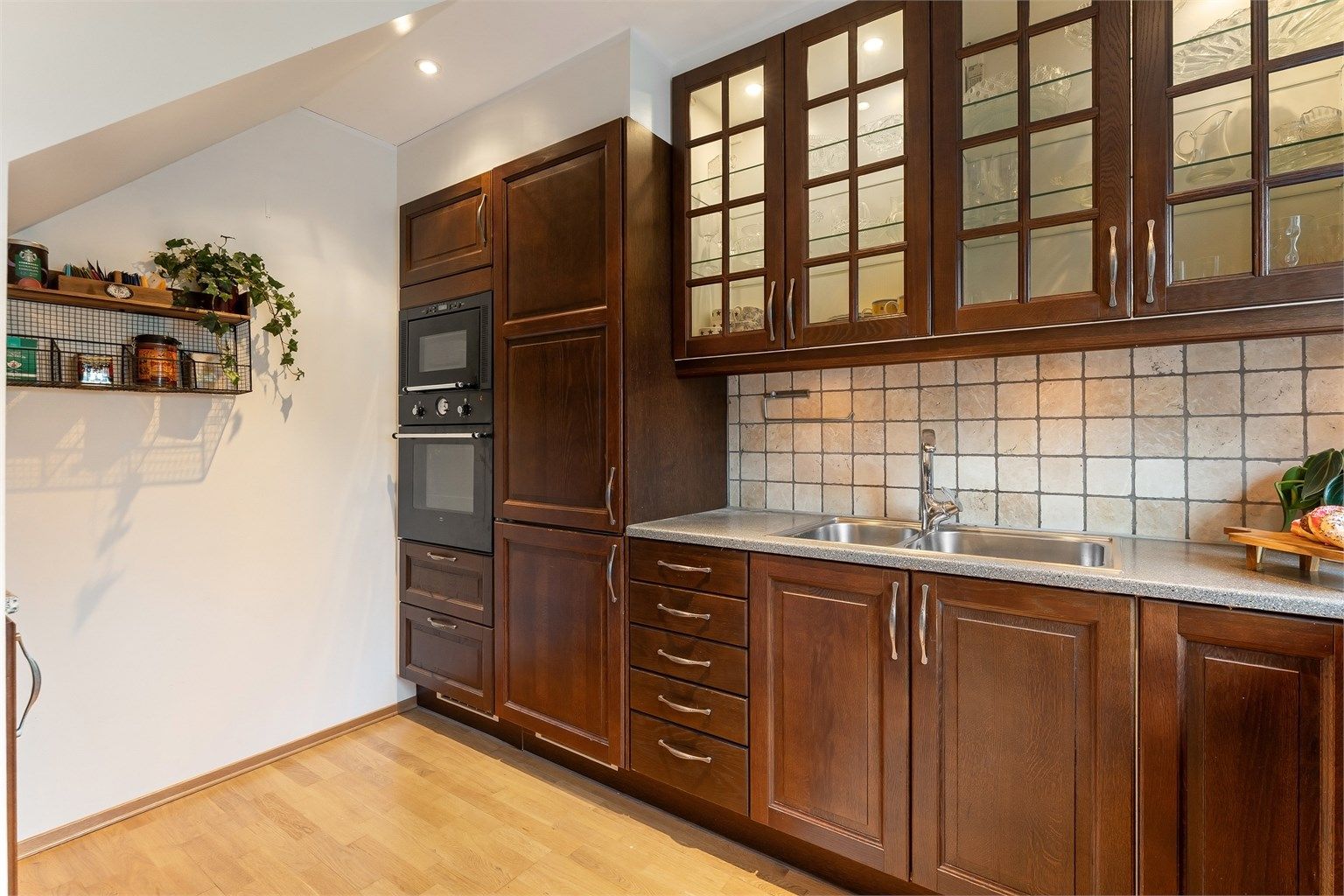 Kjøkkenet er utstyrt med integrert stekeovn og mikrobølgeovn i god arbeidshøyde.