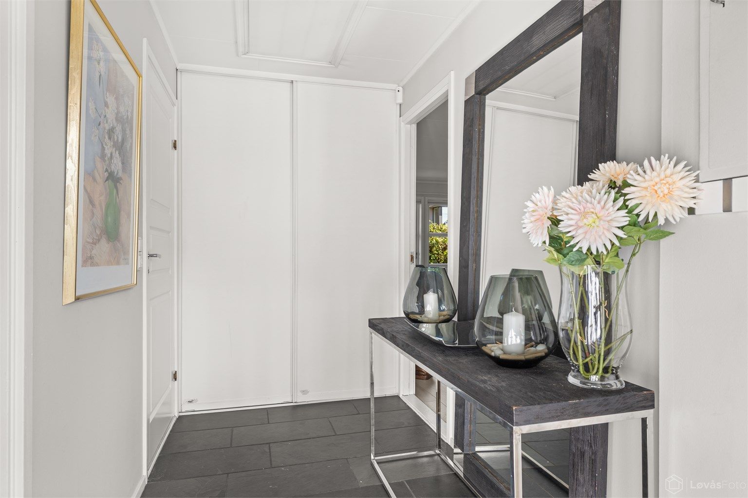 Entréen har gulvvarme og en romslig skyvedørsgarderobe.