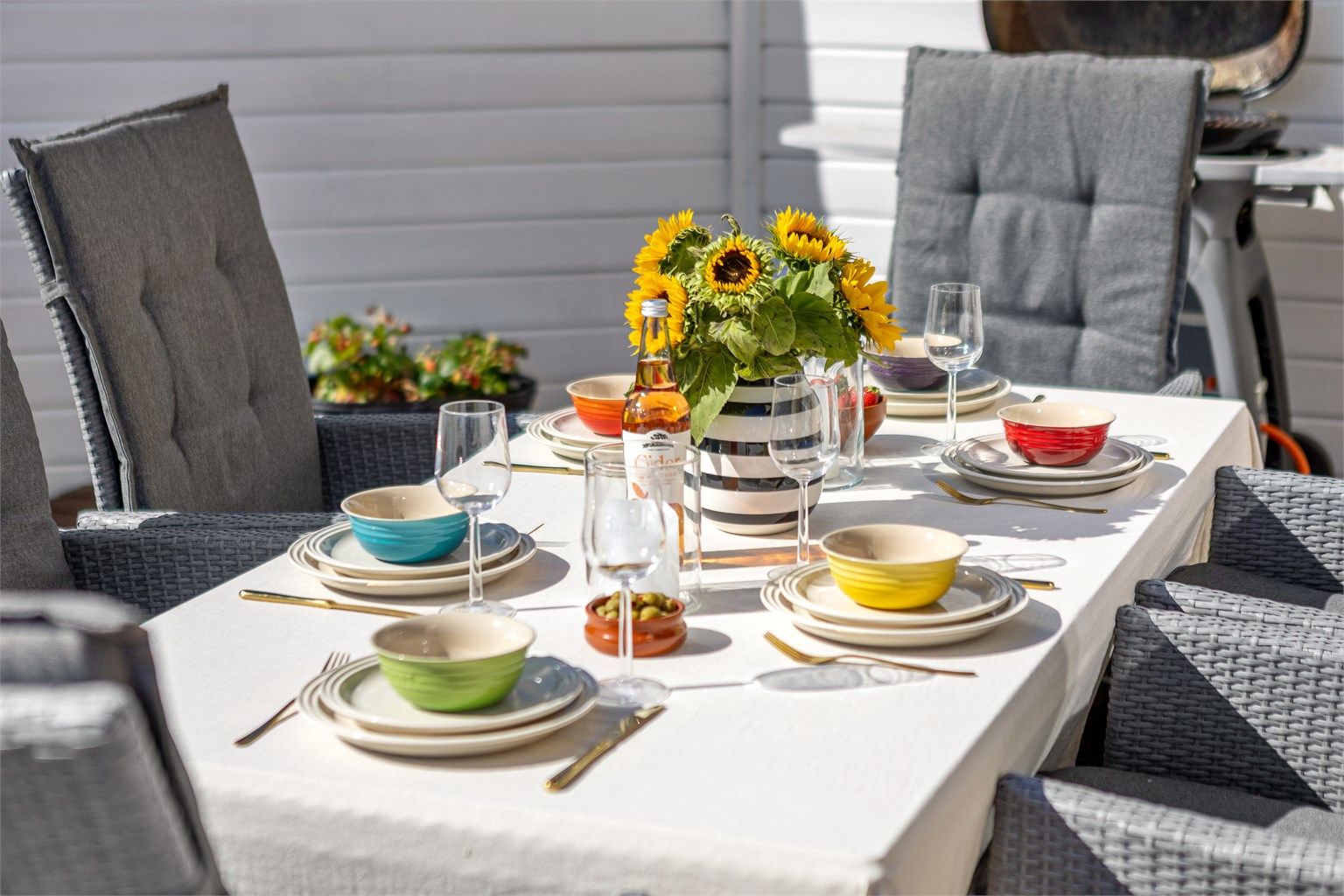 Et innbydende sted for alt fra rolige frokoster til sene sommerkvelder rundt bordet.