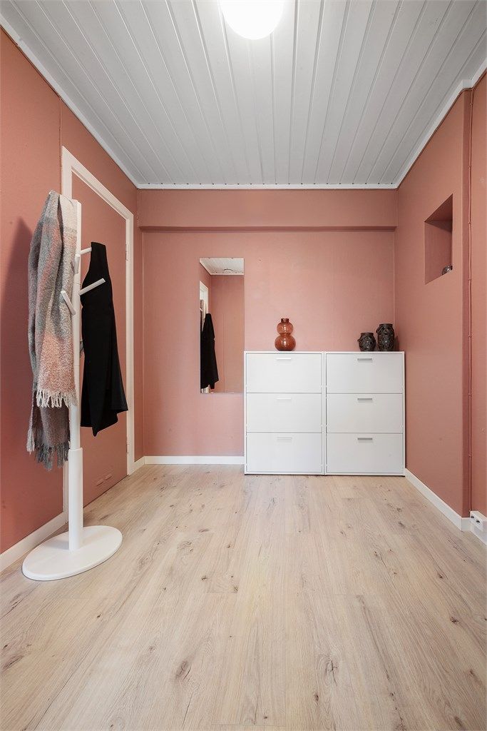 Entreen er malt i en varm fargetone som gir en lun følelse. 