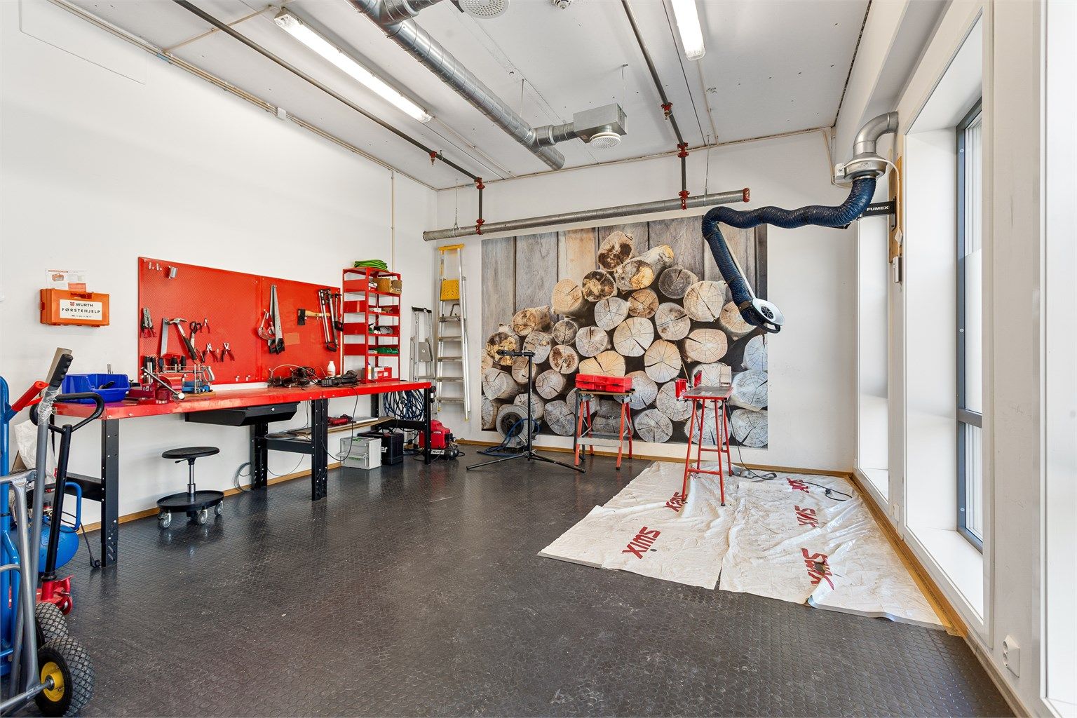 En velutstyrt smørerom og snekkerbod står til fri disposisjon for alle beboere.